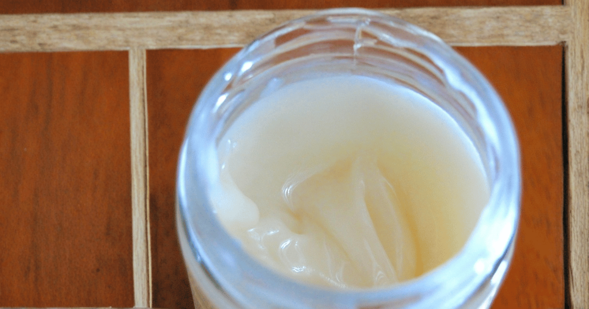 Miele bianco: un miele raro dalla consistenza cremosa e dal colore chiaro, diverso dal miele tradizionale per origine e lavorazione.