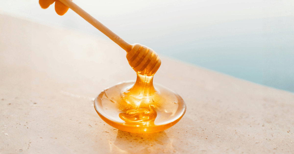 Mangiare miele prima di dormire: benefici reali, effetti sul sonno e i possibili rischi nascosti secondo la scienza.