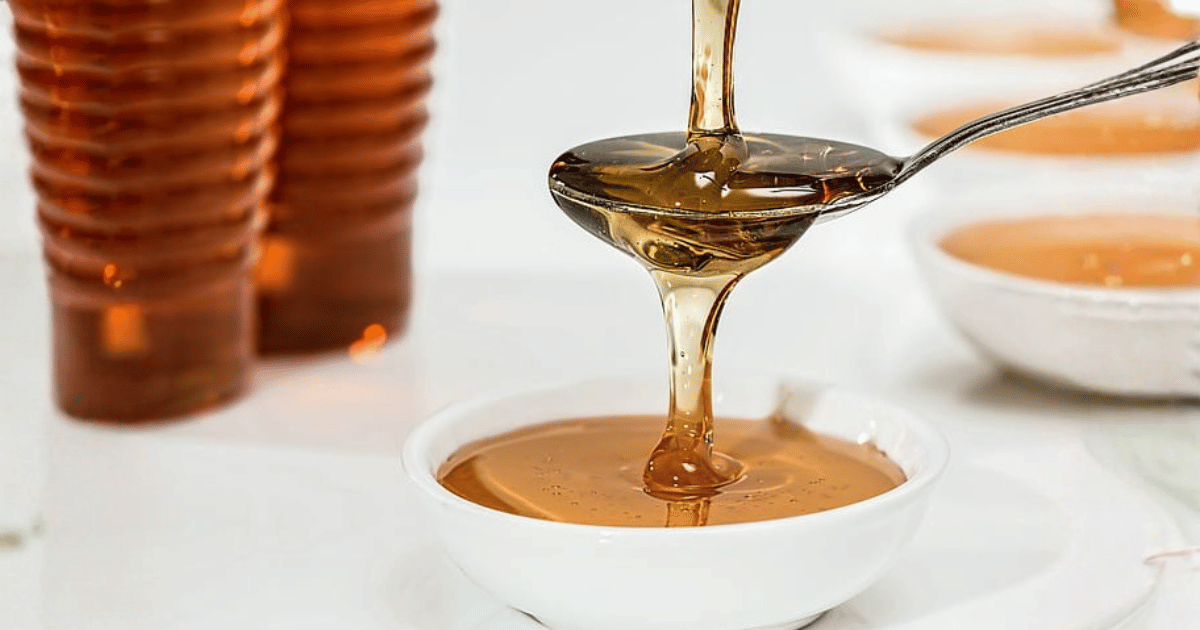 Miele naturale: 5 benefici per la salute, dal rafforzamento del sistema immunitario a un aumento dell’energia quotidiana.