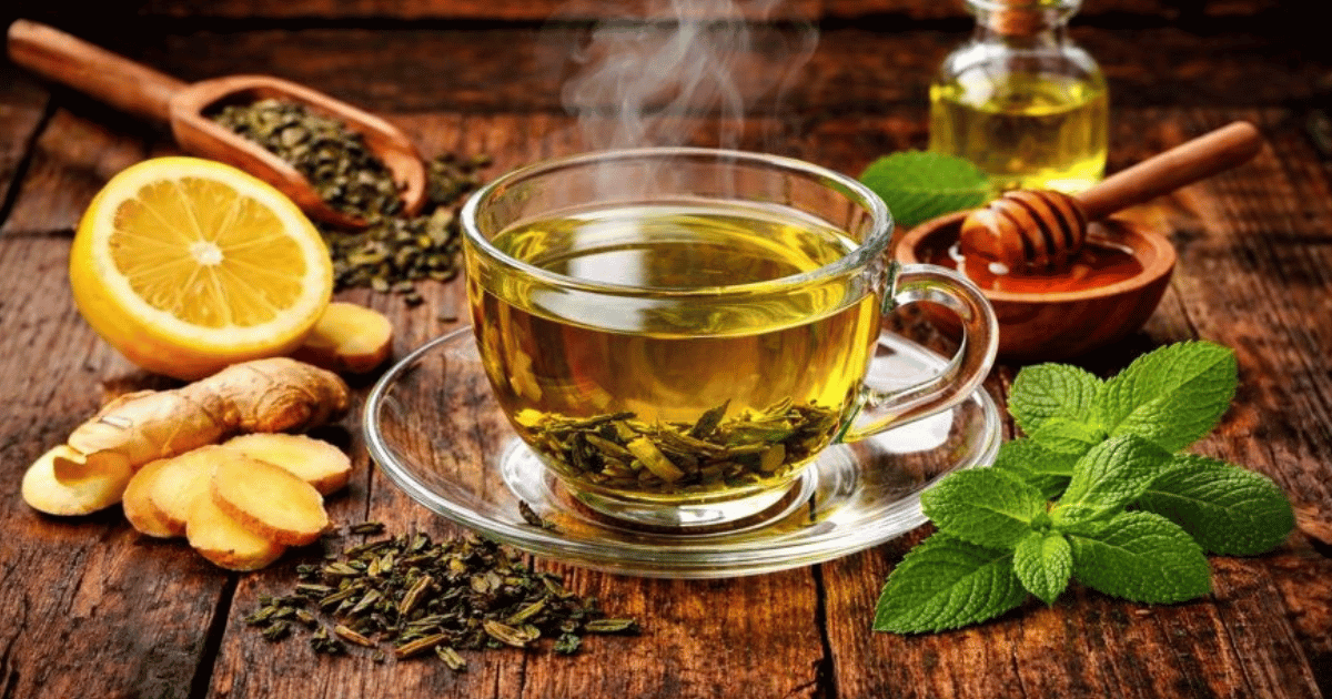 Tè verde preparato correttamente per esaltarne il gusto senza renderlo amaro, con infusione chiara e delicata.