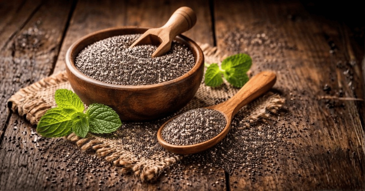 Semi di chia ammollati in liquido, con consistenza gelatinosa: il dettaglio che spesso divide chi li ama da chi fatica ad apprezzarli